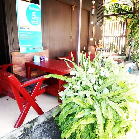Baan Mai Guesthouse メーホンソン エクステリア 写真
