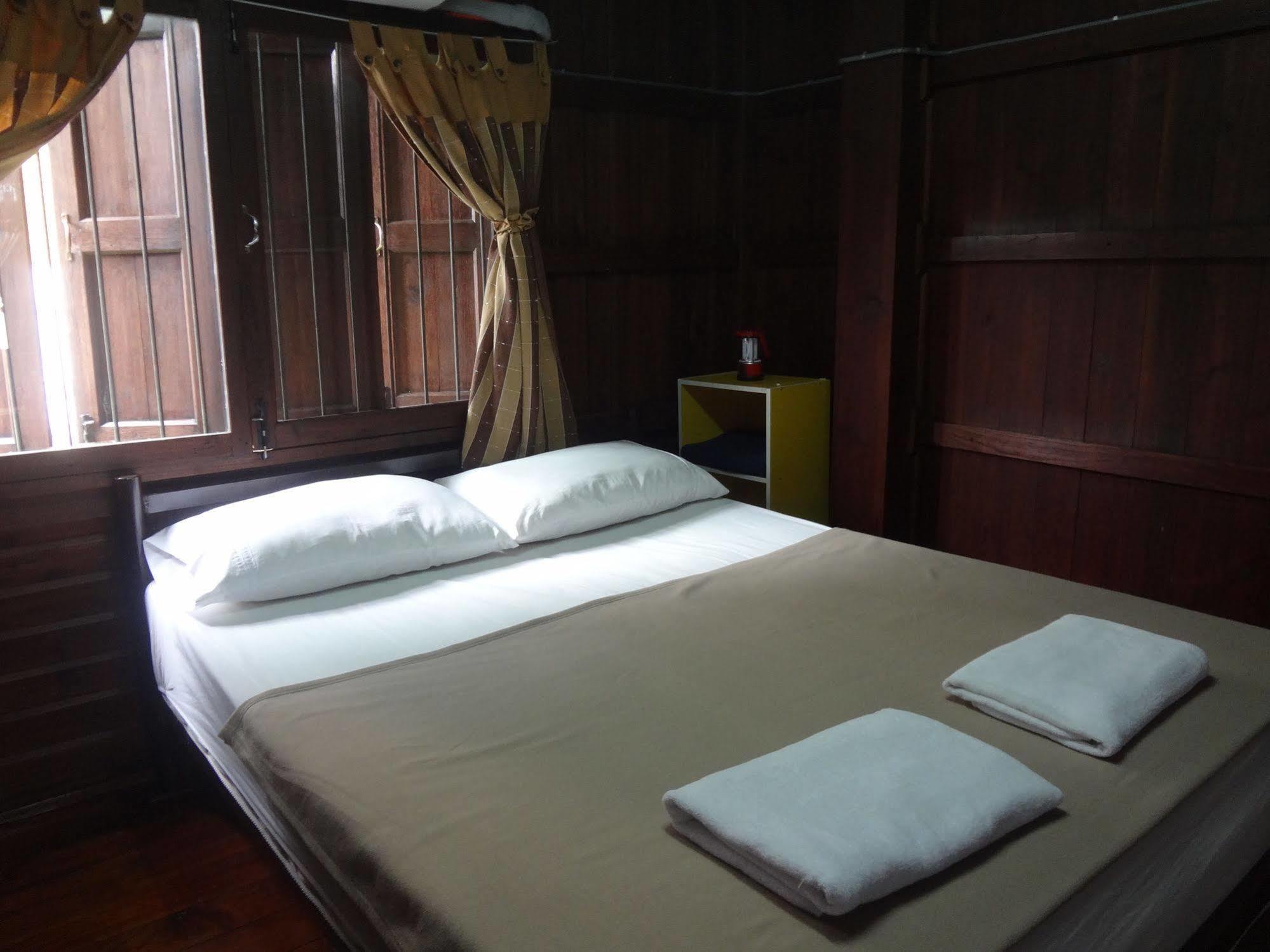 Baan Mai Guesthouse メーホンソン エクステリア 写真