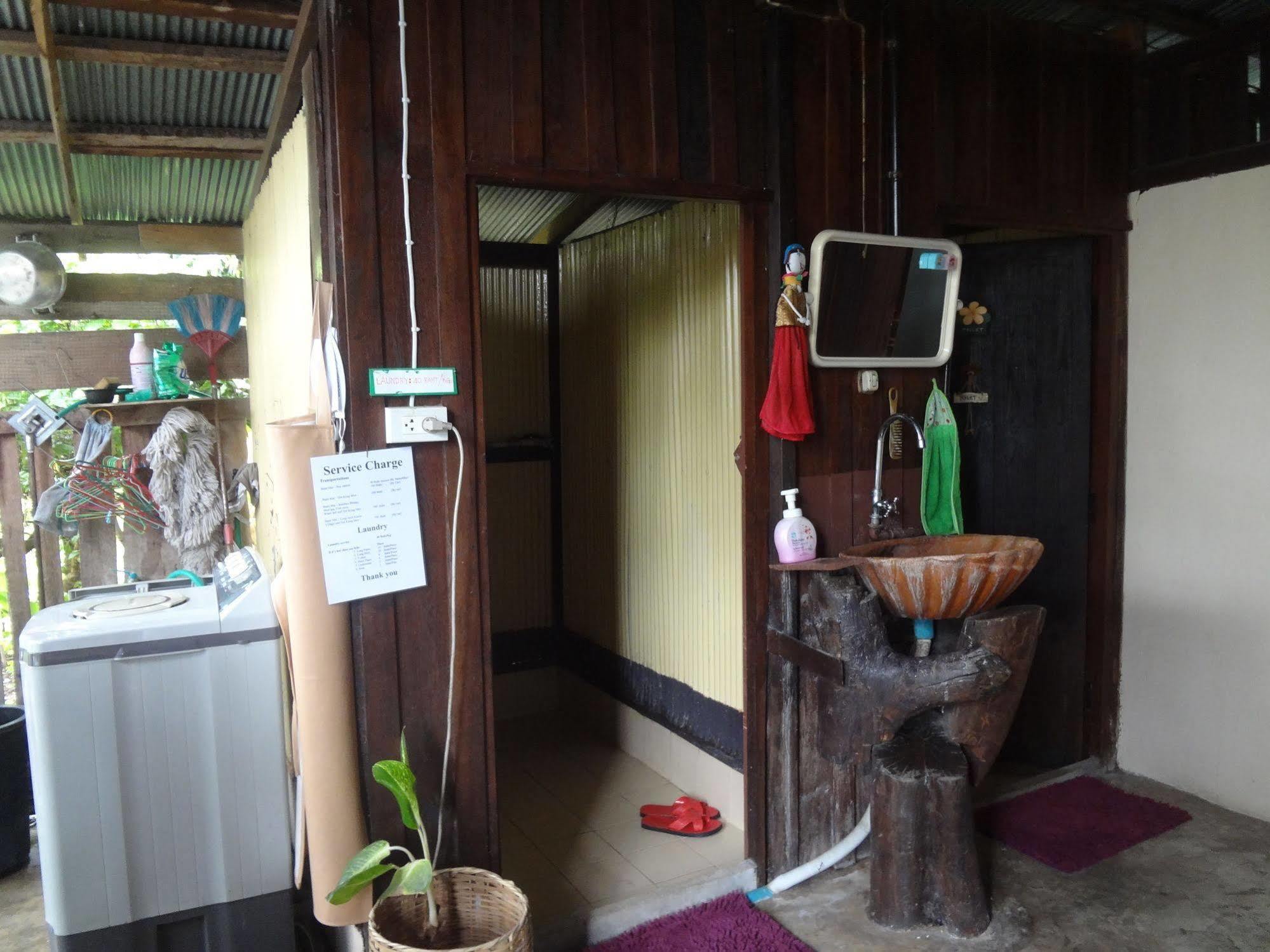 Baan Mai Guesthouse メーホンソン エクステリア 写真