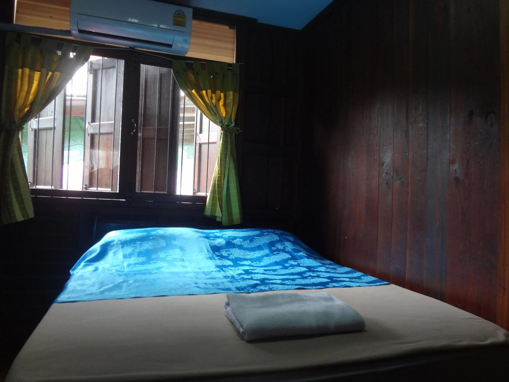 Baan Mai Guesthouse メーホンソン エクステリア 写真