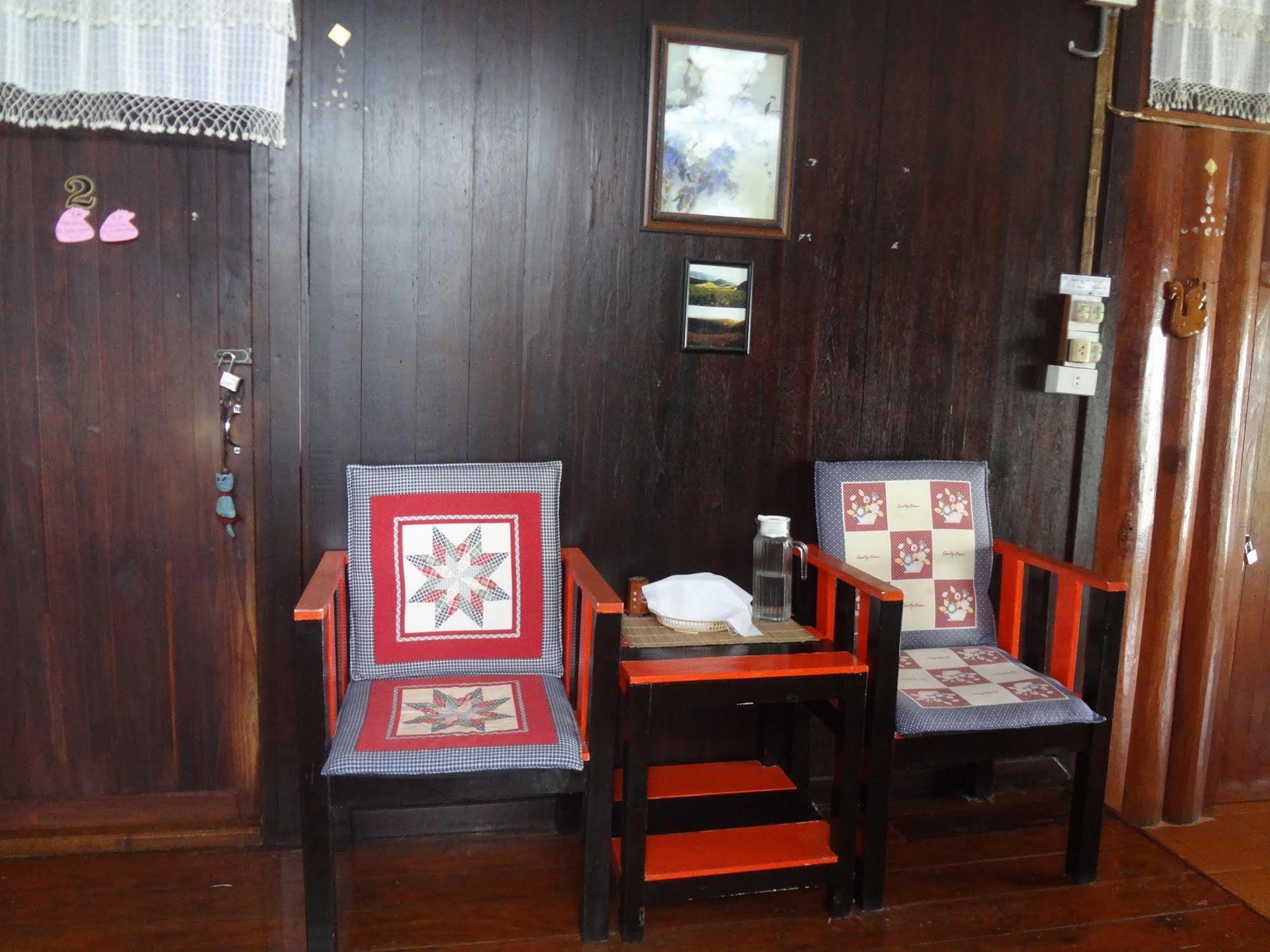 Baan Mai Guesthouse メーホンソン エクステリア 写真