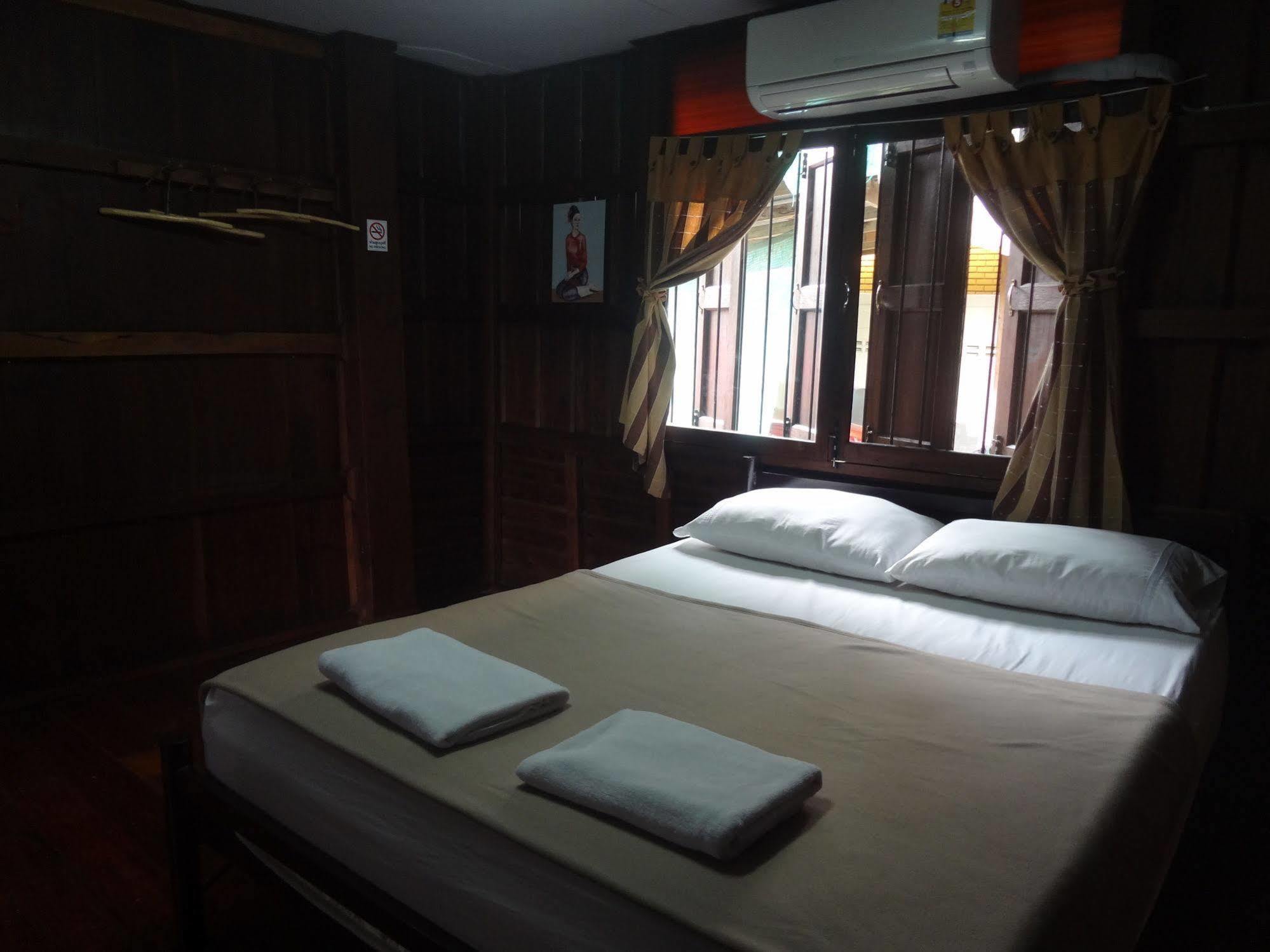 Baan Mai Guesthouse メーホンソン エクステリア 写真