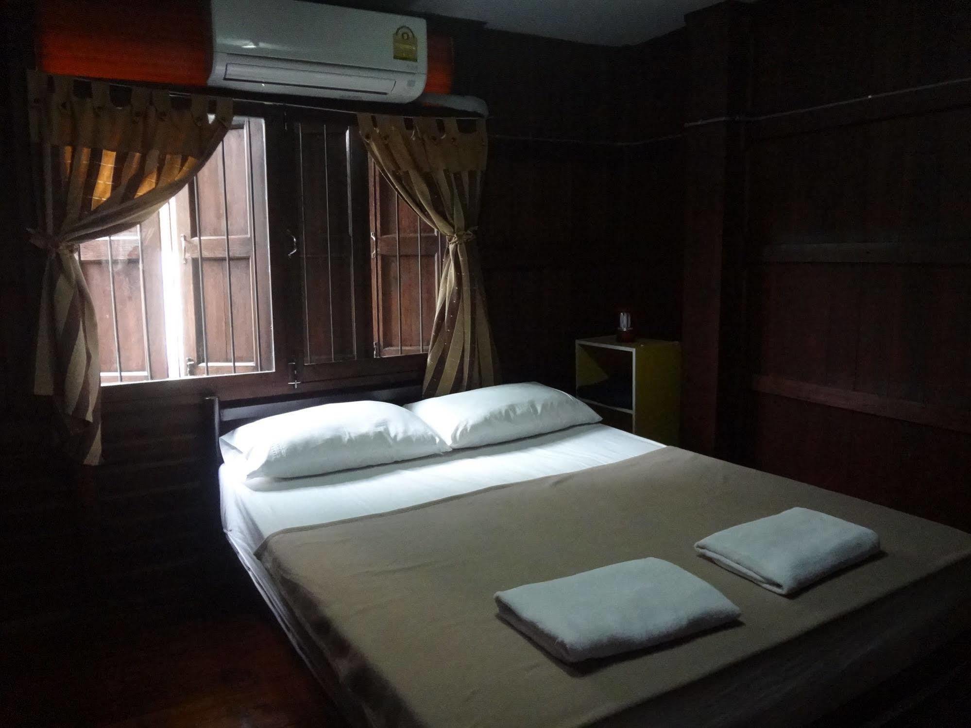 Baan Mai Guesthouse メーホンソン エクステリア 写真