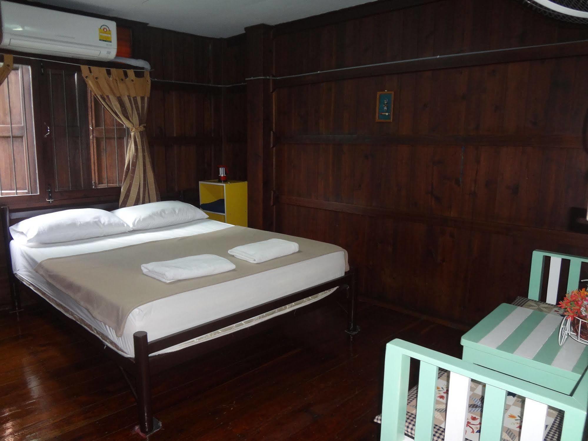 Baan Mai Guesthouse メーホンソン エクステリア 写真