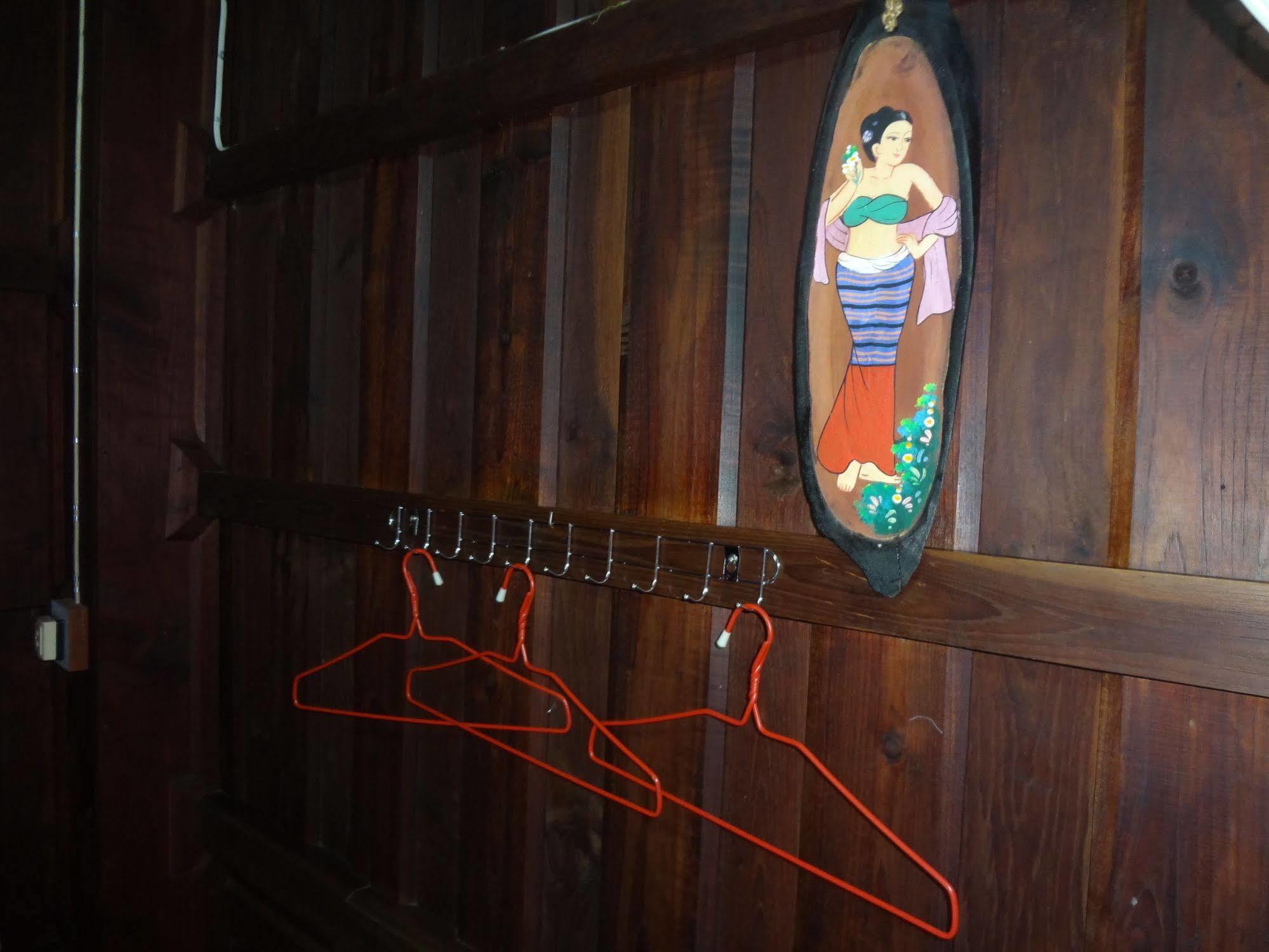 Baan Mai Guesthouse メーホンソン エクステリア 写真
