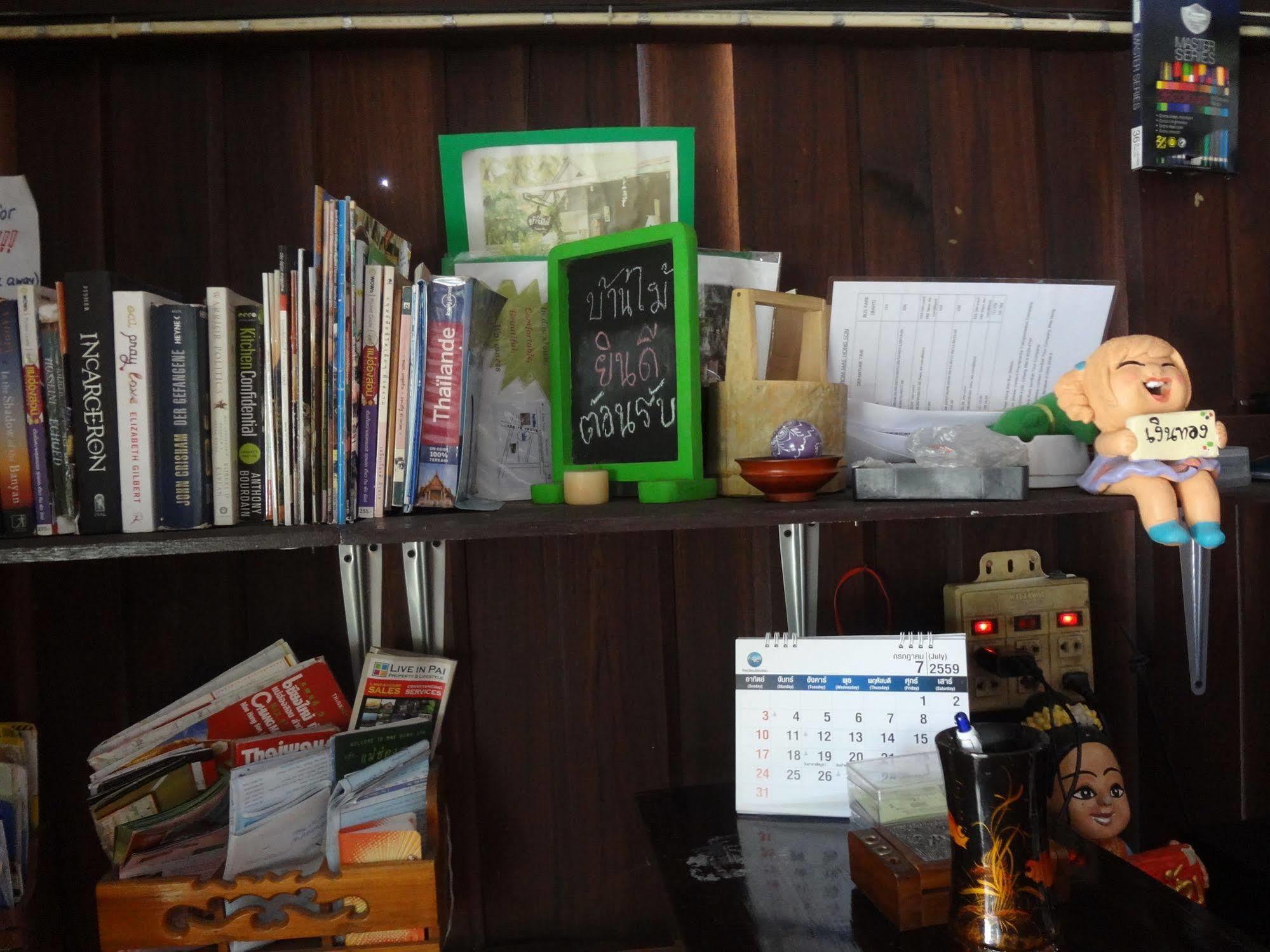 Baan Mai Guesthouse メーホンソン エクステリア 写真
