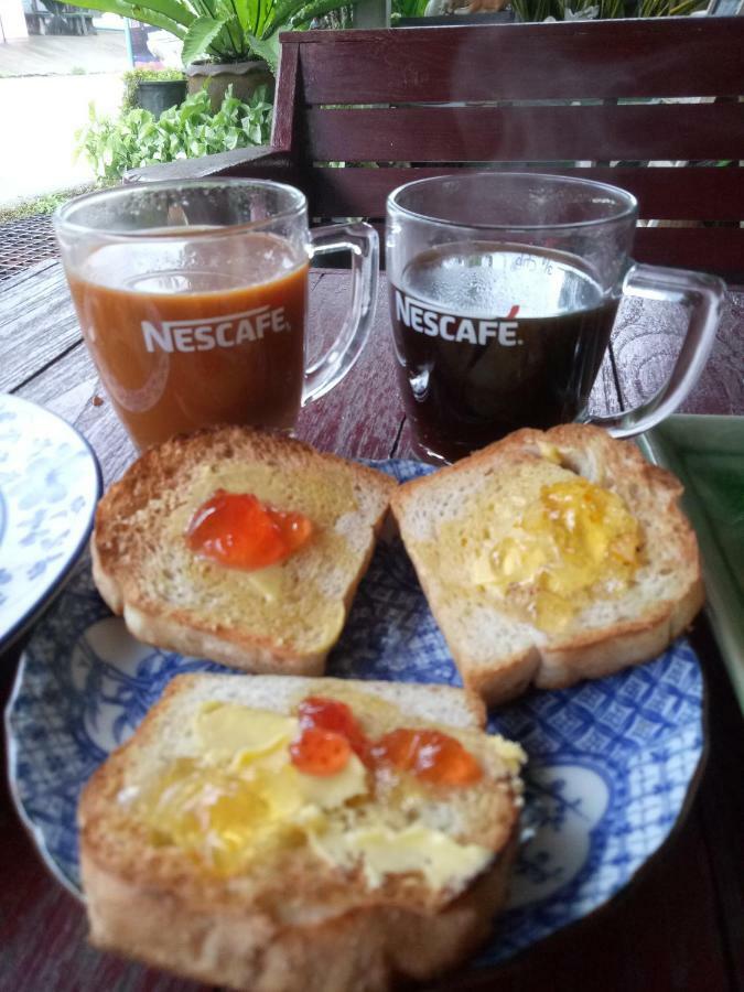Baan Mai Guesthouse メーホンソン エクステリア 写真